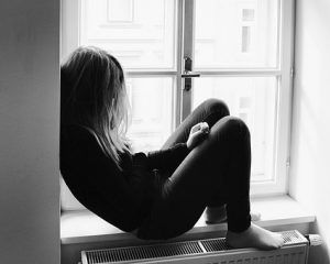 Adolescente en ventana