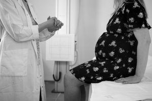 Mujer embarazada revisión gine