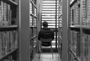 Adolescente_estudiando_biblioteca